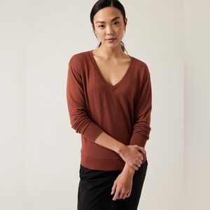 Athleta Sunrise V-Neck Sweatshirt in Rust Clay | XS Performance Knit